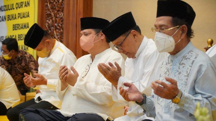 Airlangga pada acara peringatan Nuzulul Quran di Masjid Ainul Hikmah, Kantor DPP Partai Golkar, Jakarta, Senin (18/4).