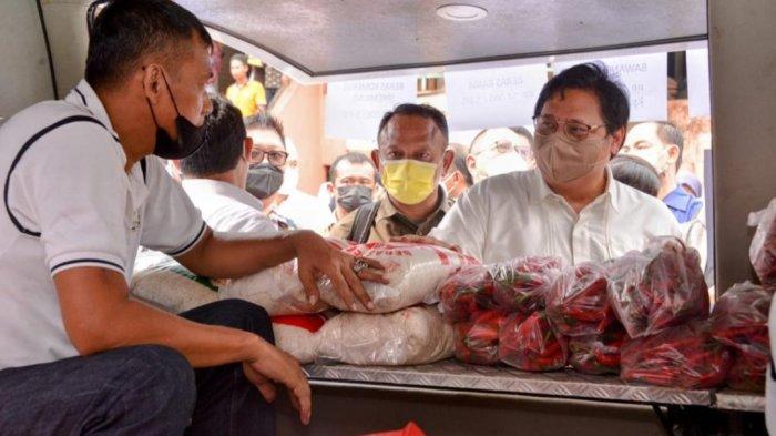 Foto 6: Menko Airlangga tinjau operasi pasar