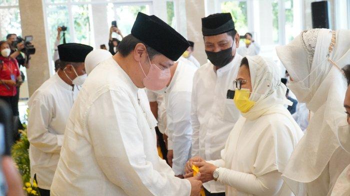 Airlangga pada acara peringatan Nuzulul Quran di Masjid Ainul Hikmah, Kantor DPP Partai Golkar, Jakarta, Senin (18/4).