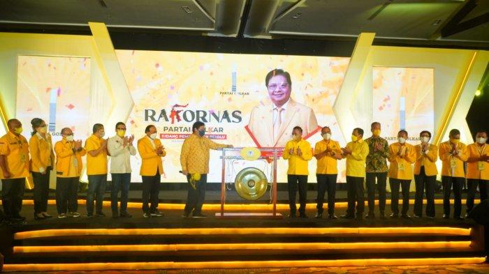 Airlangga saat Rapat Koordinasi Nasional (Rakornas) Bidang Pemenangan Pemilu, se-Sulawesi, di Hotel Claro, Makassar, Jumat (11/3/2022).