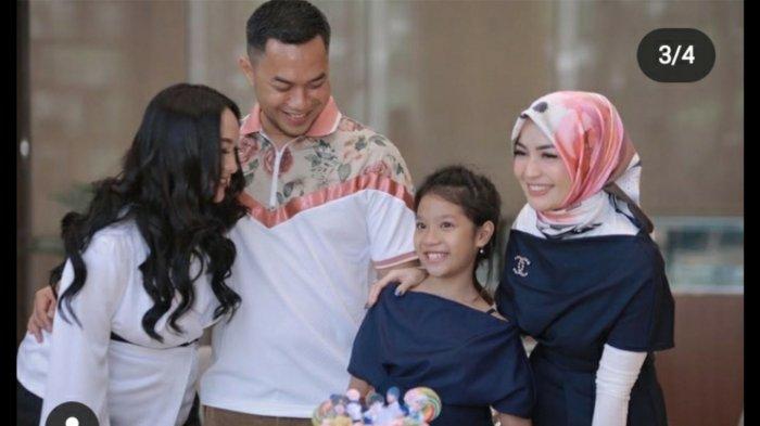 Zaskia Gotik, Sirajuddin Mahmud, dan Imel Putri merayakan ulang tahun Aqila.