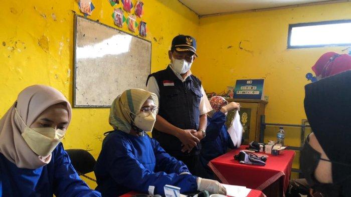 salah satu Puskesmas terpadu dan juara (PUSPA) Kota Bandung, menggelar kegiatan pemeriksaan kesehatan untuk deteksi penyakit tidak menular dan vaksinasi kepada lansia dan masyarakat di RW 04, Kelurahan Maleer, Kecamatan Batununggal, Kota Bandung, Rabu (6/7/2022).