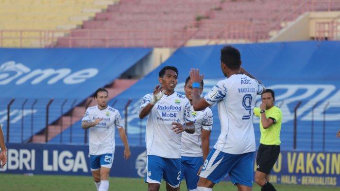 Pemain Persib Bandung Frets Butuan melakukan selebrasi setelah mencetak gol ke gawang Persik Kediri.