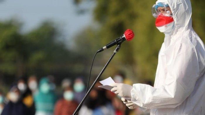 Gubernur Jateng Ganjar Pranowo tampak mengenakan baju hazmat saat memimpin upacara peringatan Kemerdekaan Indonesia ke-76 di Asrama Haji,Donohudan, Selasa (17/8/2021).