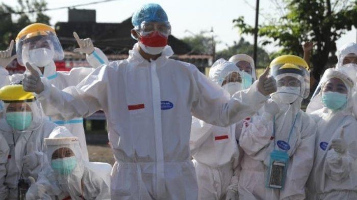 Gubernur Jateng Ganjar Pranowo tampak mengenakan baju hazmat saat memimpin upacara peringatan Kemerdekaan Indonesia ke-76 di Asrama Haji,Donohudan, Selasa (17/8/2021).