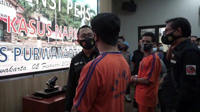 Dirnarkoba Polda Jabar Kombes Rudy Ahmad Sudrajat saat menanyai Gathan Saleh Hilabi, mantan suami Dina Lorenza, yang tertangkap sedang mengisap ganja.