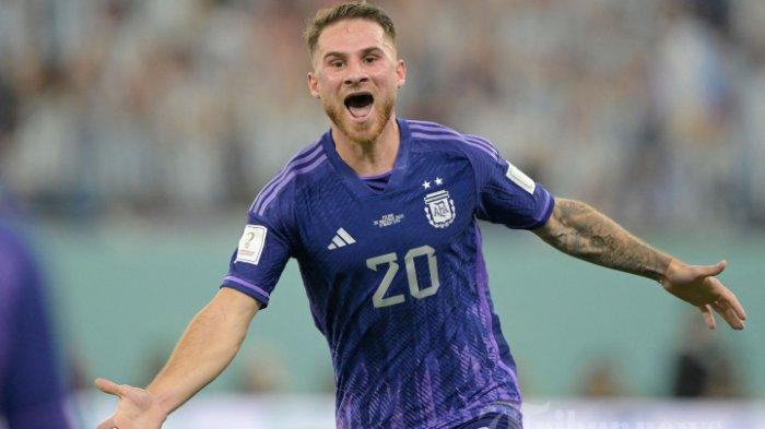 Gelandang Argentina Alexis Mac Allister merayakan setelah ia mencetak gol pertama timnya selama pertandingan sepak bola Grup C Piala Dunia 2022 Qatar antara Polandia dan Argentina di Stadion 974 di Doha pada 30 November 2022. (Photo by JUAN MABROMATA / AFP).