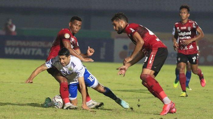 Gelandang Persib Bandung Ezteban Vizcarra terjatuh saat melawan Bali United di pekan ketiga Liga 1 2021 di Indomilk Arena, Tangerang, Sabtu (18/9/2021) malam.