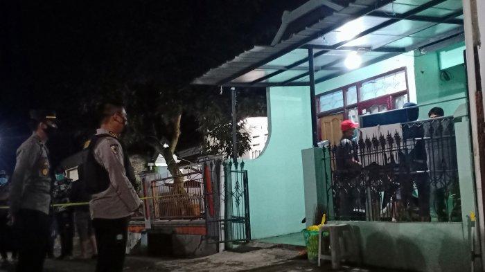 Proses penggeledahan yang dilakukan polisi di sebuah rumah di Cangkuang, Kabupaten Bandung, Rabu (31/3/2021) malam.