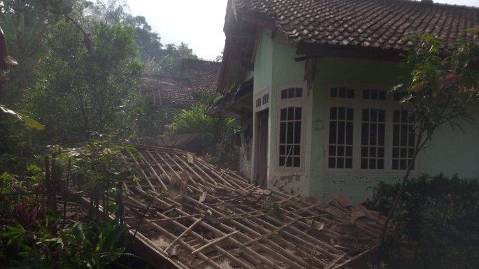 Rumah yang rusak di Kampung Panagan RT 05 RW 09, Desa Cibunarjaya, Kecamatan Ciambar akibat gempa bumi 5,8 Skala Magnitudo, Kamis (8/12/2022).