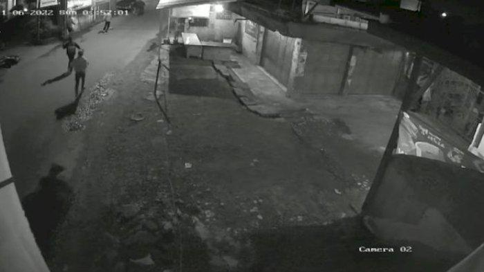 Rekaman CCTV tentang ulah anggota geng motor di Jalan Kebon Kopi, RW 8, Kelurahan Cibeureum, Kecamatan Cimahi Selatan, Selasa (8/11/2022) subuh