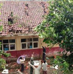 Angin Kencang Bikin Pohon Tumbang dan Timpa Ruang Kelas SD Cigorowong 3 Cisayong Tasikmalaya