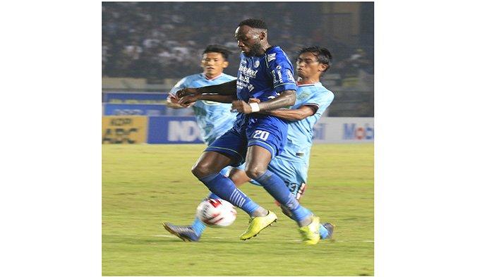 Pemain Persib Bandung Geoffrey Castillion berduel dengan pemain Persela Lamongan, di Stadion Si Jalak Harupat, Bandung, Minggu (1/3/2020)
