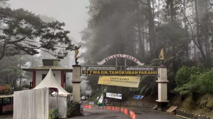 Gerbang di kawasan wisata Tangkubanparahu.