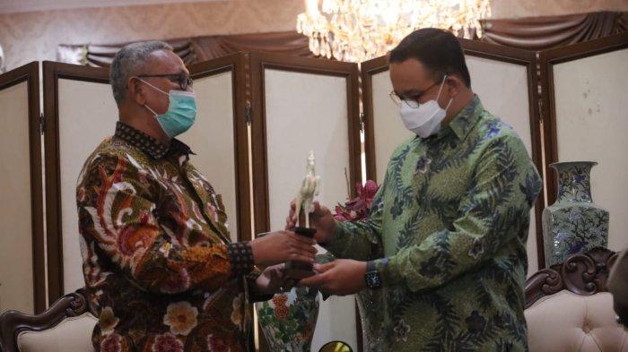 Gubernur DKI Jakarta Anies Baswedan dan Bupati Kuningan Acep Purnama bertukar cendera mata di Pendopo Kuningan di sela agenda pulang kampung, Sabtu (17/4/2021).