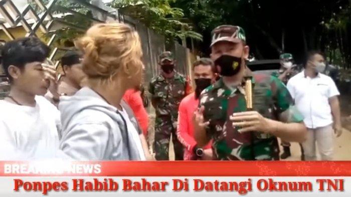 Tangkapan layar terjadinya adu mulut antara Habib Bahar Bin Smith dengan Anggota TNI yang diketahui terjadi di depan Pondok Pesantren Tajul Alawiyyin yang disiarkan dalam YouTube SIKAM TV, Jumat (31/12/2021).