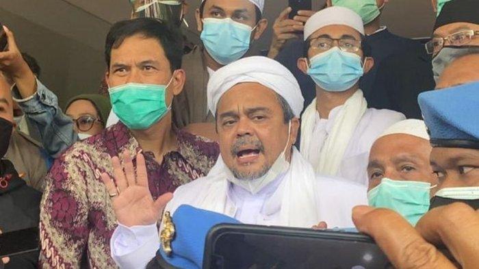 Habib Rizieq tiba di Polda Metro Jaya untuk diperiksa kasus pelanggaran protokol kesehatan, Sabtu (12/12/2020).