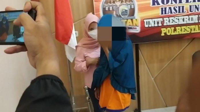 Tersangka Eka Sari Yuni Hartini (26), ibu yang tega aniaya bayinya hingga tewas di Surabaya, Selasa (21/6/2022). Ibunda Eka akhirnya tidur dengan jenazah cucunya itu selama 5 hari.(TRIBUNJATIM.COM/ Luhur Pambudi)