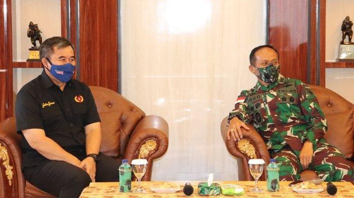 Ketua Umum KONI Jawa Barat, Ahmad Saefudin, dan Pangdam XVII/Cenderawasih, Mayjen TNI Ignatius Yogo Triyono.