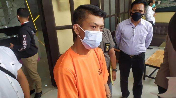 Ikbal, pria di Bandung yang memukul pacarnya. Meski sudah baikan, ia tetap ditahan.