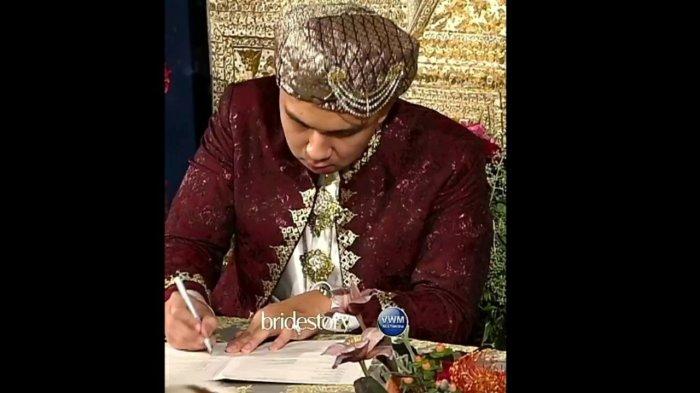 Indra Priawan tanda tangan surat nikah