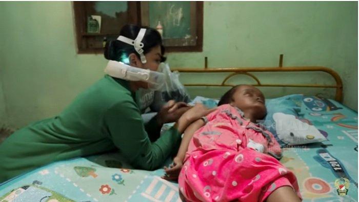 Istri KSAD Andika Perkasa mengunjungi rumah anak yang mengidap hidrosefalus