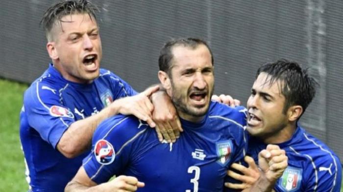Bek Italia, Giorgio Chiellini (tengah), melakukan selebrasi usai membobol gawang Spanyol, dalam laga babak 16 besar Piala Eropa 2016 di Parc des Princes, Paris, Senin (27/6/2016).