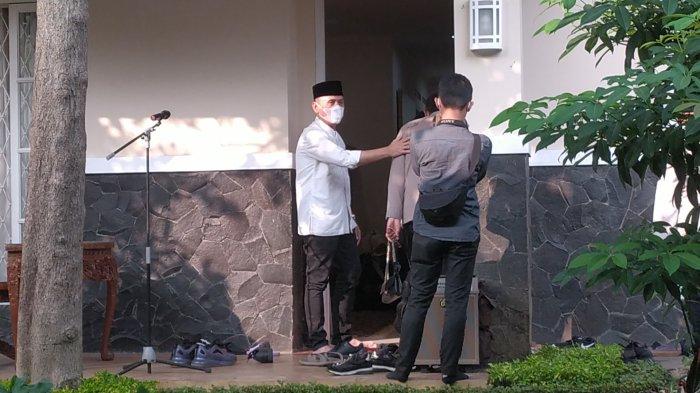 Ketua Umum PSSI Mochamad Iriawan menerima tamu yang datang untuk bertakziah. Ibunda pria yang akrab disapa Iwan Bule itu meninggal dunia tadi malam.