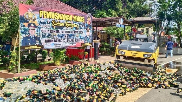 Dalam rangka Cipta Kondisi Jelang Perayaan Natal 2020 dan Tahun Baru 2021, Polres Subang memusnahkan barang bukti 4.300 botol minuman keras ( miras) di halaman Mako Polres Subang, Kamis (10/12/2020).