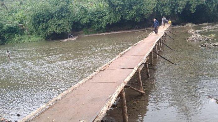 Ratusan warga Padawaras, Desa Sukaluyu, Kecamatan Cikadu, Kabupaten Cianjur terpaksa membangun jembatan darurat di Sungai Ciujung karena belum menerima kepastian kapan jembatan permanen akan dibangun pemerintah.