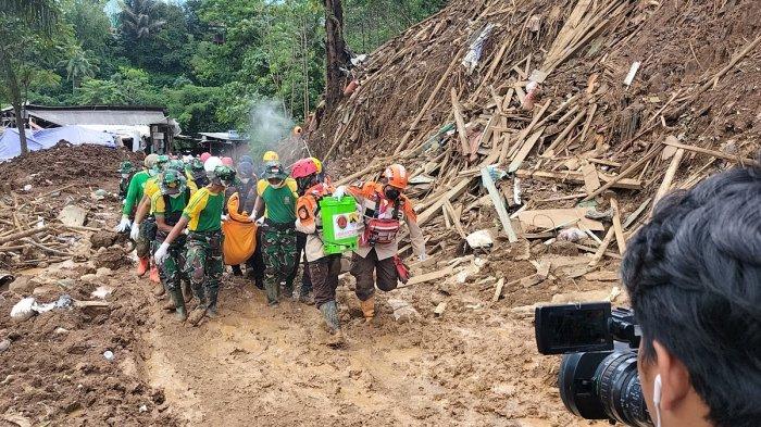 Proses evakuasi satu jenazah korban gempa Cianjur, Jawa Barat di Desa Cijedil, Kecamatan Cugenang, Cianjur, Jawa Barat, Selasa (29/11/2022).