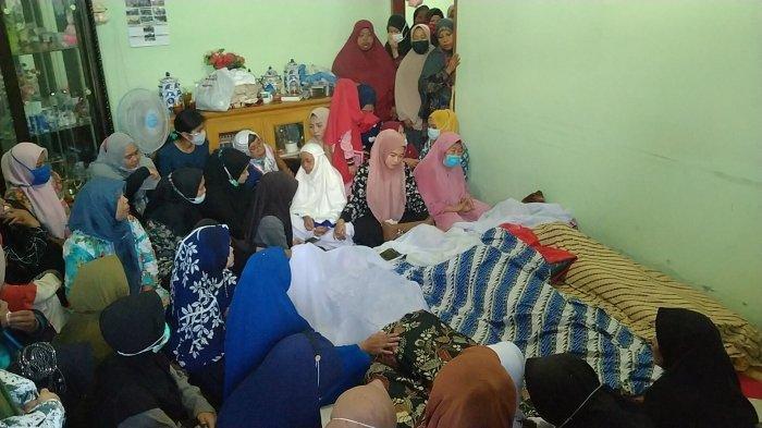 Jenazah korban kecelakaan maut Pabatu Tebing Tinggi disemayamkan di rumah duka, Dusun IX Desa Lautdendang, Senin (22/2/2021).