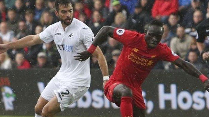 Salah satu pemain yang diincar PSSI, Jordi Amat (kiri), saat membela Swansea melawan pemain Liverpool, Sadio Mane, dalam laga Premier League di Stadion Liberty, Sabtu (1/10/2016).