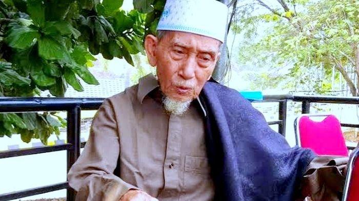 Mustopa Bin Ija (97), juru kunci Gunung Hejo di sekitar kilometer 96 Jalan Tol Cipularang.