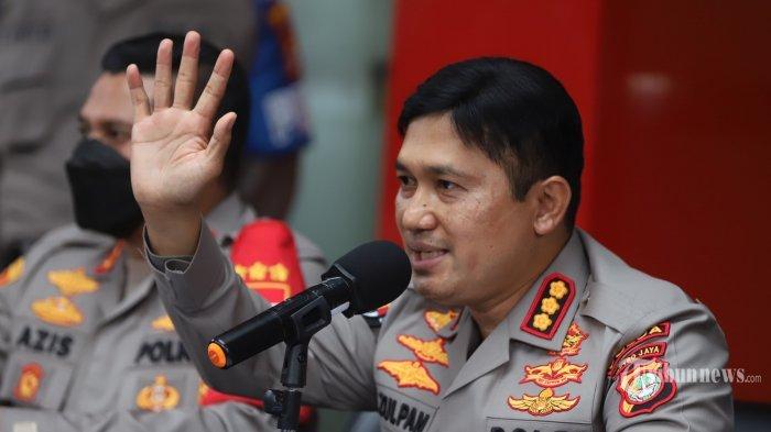 Kabid Humas Polda Metro Jaya, Kombes Pol Endra Zulpan (kanan) bersama Kapolres Metro Jakarta Selatan, Kombes Pol Aziz Andriansyah menggelar rilis kasus narkoba yang menjerat aktor Rizky Nazar di Polres Metro Jakarta Selatan, Rabu (15/12/2021). Diketahui Rizky Nazar diamankan pada 13 Desember di kediamannya dengan barang bukti ganja seberat 0,36 gram dan ganja seberat 0,61 gram. Rizky Nazar dijerat dengan Pasal 127 Ayat 1 UU Narkotika dengan ancaman hukuman 4 tahun penjara. (Tribunnews/Jeprima)