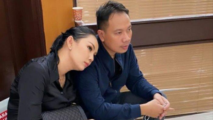 Kalina Oktarani, calon istri Vicky Prasetyo cantik pakai hijab.
