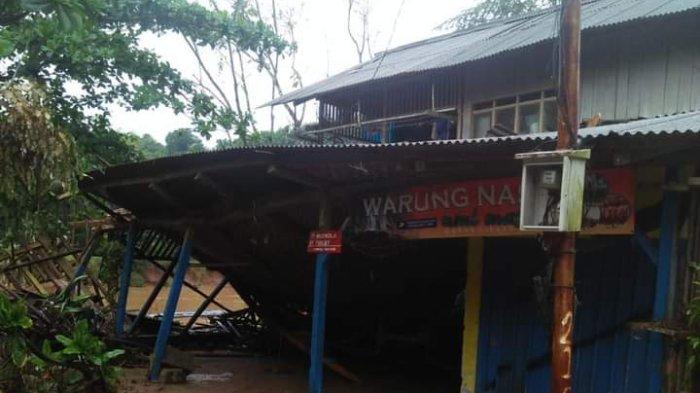 Suasana Kampung Cinitih RT 08 RW 01 Desa Cibitung, Kecamatan Cibitung, Kabupaten Sukabumi, Jawa Barat setelah terendam banjir 6 meter, Jumat (23/9/2022) malam. Foto diambil Sabtu (24/9/2022) pagi.