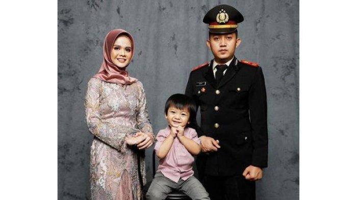 Kanit Laka Satlantas Polres Karawang, Iptu Ardian, bersama istri dan anaknya. (Dok. Pribadi)