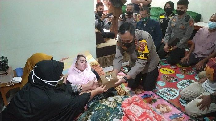Kapolres Sukabumi AKBP M Lukman Syarif menyerahkan bantuan dari Presiden Jokowi untuk guru Susan Antela yang mengalami kelumpuhan setelah disuntik vaksin Covid-19, Selasa (4/5/2021) sore.
