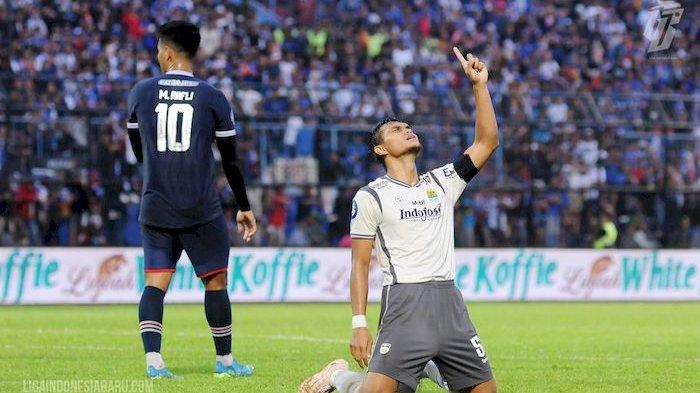 Kapten Persib Bandung Rachmat Irianto berselebrasi setelah Persib Bandung mengalahkan Arema FC pada lanjutan Liga 1 di Stadion Kanjuruhan, Minggu (11/9/2022).
