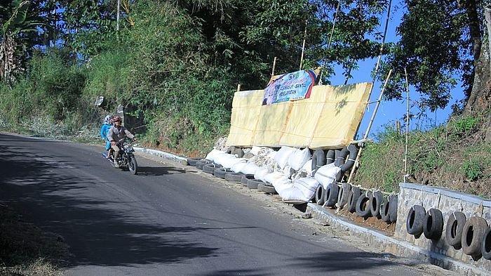 Kasur busa dan bantalan pelindung kecelakaan seperti karung pasir dan ban bekas dipasang warga di titik rawan kecelakaan di jalur Ibun-Kamojang. Foto diambil Sabtu (25/5/2019).