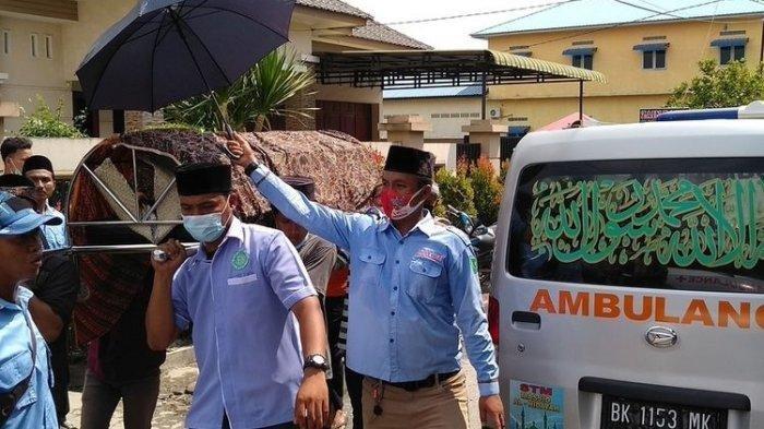 Sejumalh warga mengangkat keranda jenazah tabrakan bus Intra dengan mobil Avanza di kawasan Pabatu, Tebing Tinggi yang menewaskan 9 orang di mobil Avanza pada MInggu (21/2/2021) malam. Seluruh korban meninggal dunia merupakan remaja Masjid Al Iman di Laut Dendang, Kecamatan Percut Sei Tuan, Deli Serdang.