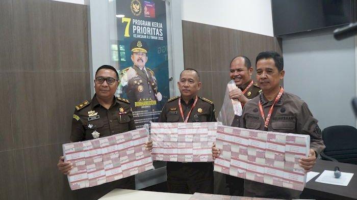 KORUPSI DANA BOS - Kejaksaan Tinggi atau Kejati Jabar menerima penitipan pengembalian kerugian keuangan negara Rp 6,5 miliar, dari perkara korupsi pengelolaan dana Bantuan Operasional Sekolah atau BOS di lingkungan Kemenag Jabar.
