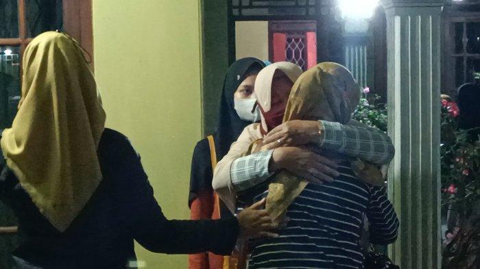 Keluarga menyambut kedatangan jenazah AF (18) di rumah duka di Desa Juntikedokan, Kecamatan Juntinyuat, Kabupaten Indramayu, Selasa (20/4/2021) malam, dengan isak tangis.