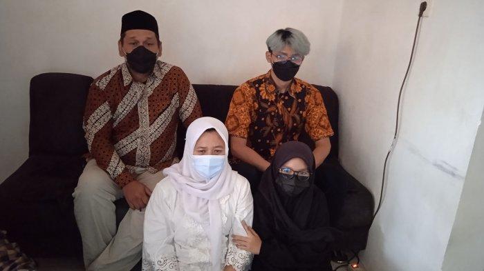 Keluarga Qyara Maharani Putri menyaksikan upacara penurunan bendera. Qyara bertugas membawa bendera dan menyimpannya di depan Presiden Joko Widodo.