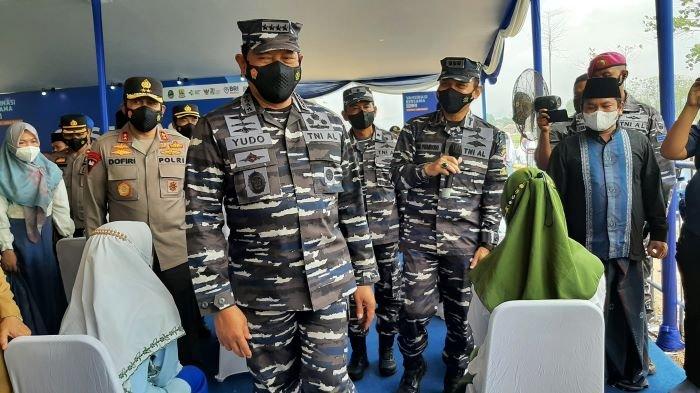 Kepala Staf TNI AL, Laksamana TNI Yudo Margono (kedua kiri), saat berbincang dengan santriwati yang menjalani observasi setelah divaksin Covid-19 di Pondok Pesantren Khas Kempek, Kecamatan Gempol, Kabupaten Cirebon, Selasa (28/9/2021).