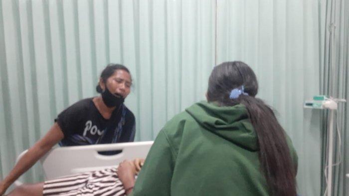 Korban keracunan ikan buntal di Desa Hoder, Sikka saat di RSU Maumere, Minggu 27 Juni 2021.
