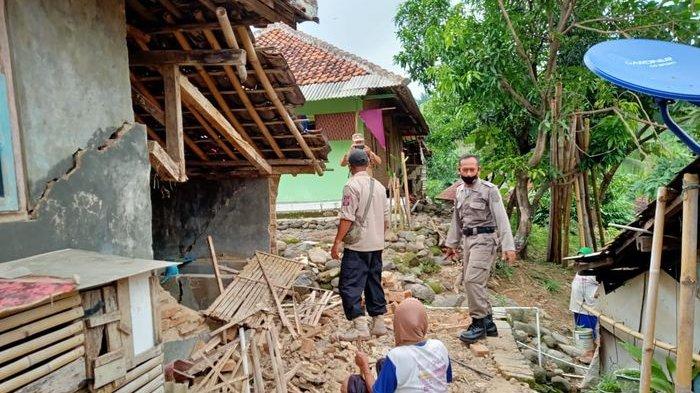Kerusakan rumah warga Desa Cipondok, Kecamatan Cibingbin akibat gempa terjadi di Brebes, Kamis (11/12/2020).