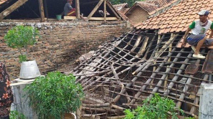 Kerusakan rumah warga Desa Cipondok, Kecamatan Cibingbin akibat gempa terjadi di Brebes, Jumat (11/12/2020)