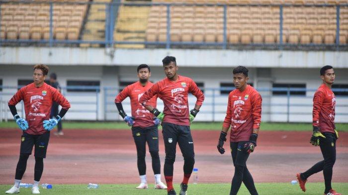 Lima kiper Persib Bandung berlatih di Stadion Gelora Bandung Lautan Api, Kamis (11/3/2021).